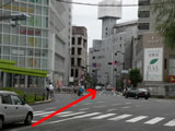 北街道との交差点を直進して伝馬町通りに入ります。