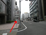 地上に出て「松坂屋北館」や「マルイ」を左手に、「伝馬町パーキング」を右手に見ながら、新静岡駅方面に向けて進みます。